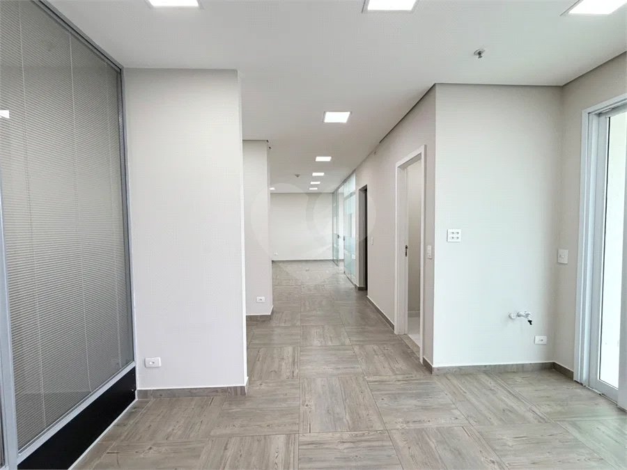 Sala para locação Domo Business 101 m - 2 vagas - Sala com divisórias, ar condicionado e banheiro.
