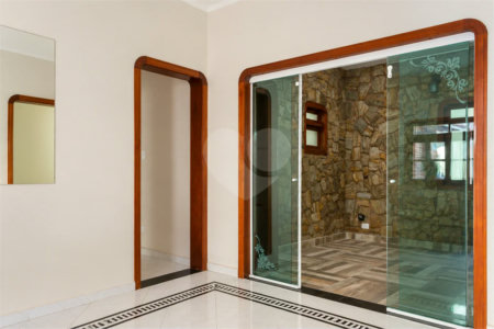Casa à venda com 6 dormitórios, 3 suítes, piscina, área gourmet, hidromassagem, lareira, varanda e 6 vagas de garagem. Conforto e lazer para toda a família!