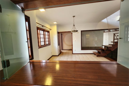 Casa Antiga, Charmosa e Muito Bem Localizada no Condomínio Faber Castell I á venda