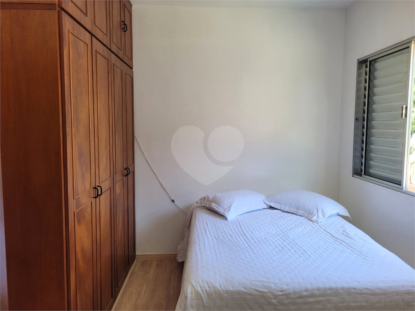 Sobrado com 14 metros de frente , na Região do Jardim Guapira , próximo ao Clube Guapira com 5 dormitórios, sendo 3 suíte com armários embutidos ,banheiro social, Sala para 2 ambientes, escritório com banheiro .cozinha ampla com armários, área de serviço ,dispensa, quintal com banheiro externo c