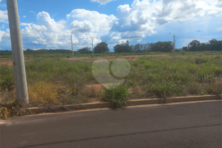 Terreno plano contendo 242,00 m² de área total.