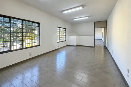 Galpão comercial/industrial com 627 m² no Bairro Planalto, em São Bernardo do Campo, próximo à Via Anchieta, com piso fabril, escritórios e mezanino.