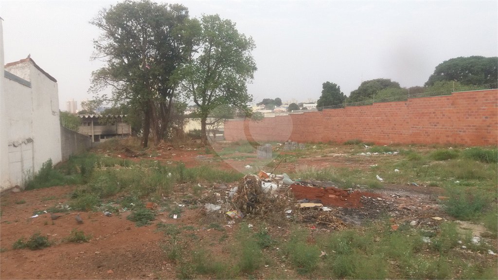Terreno com 2.201,56 m² de área total.
