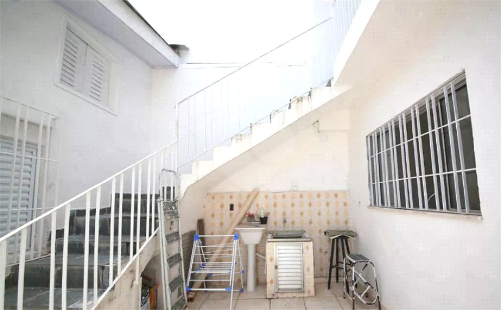Casa à venda no Campo Belo de 200 metros quadrados, com 3 casas no terreno.