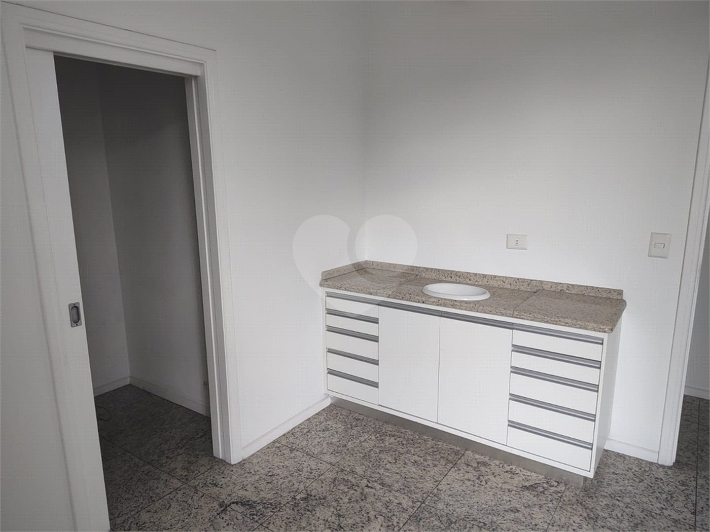 Sala Comercial na Prestigiada Alameda Lucas Nogueira Garcez