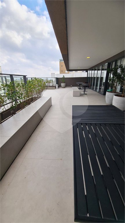 Charme, conforto e vista livre na Vila Clementino – 98 m² com pé-direito duplo!