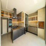 Casa Térrea Evidências - Indaiatuba/SP - R$ 1.950.000,00 - Área Total 307,33 m² - Área Construída 201,90 m² - TÉRREA - 03 suítes sendo a master com closet; Escritório; Lavabo; Cozinha com cooktop, forno, micro-ondas e coifa; Móveis planejados na hall de entrada, sala, escritório, cozinha, gourmet, s