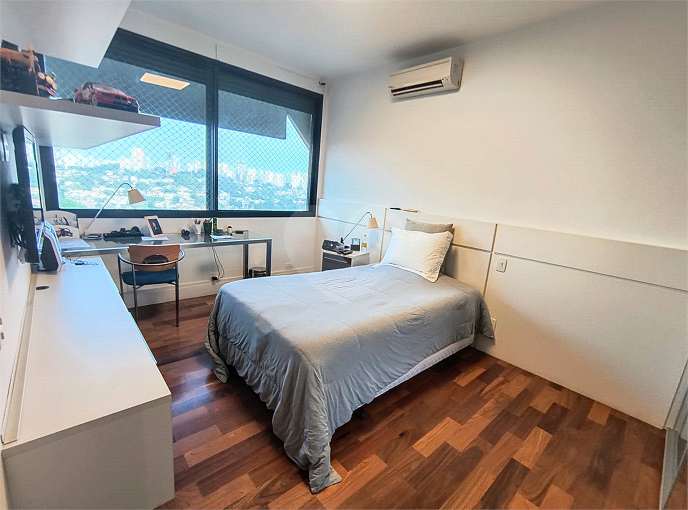 Este amplo apartamento de 290 m², completamente reformado, reúne sofisticação,
