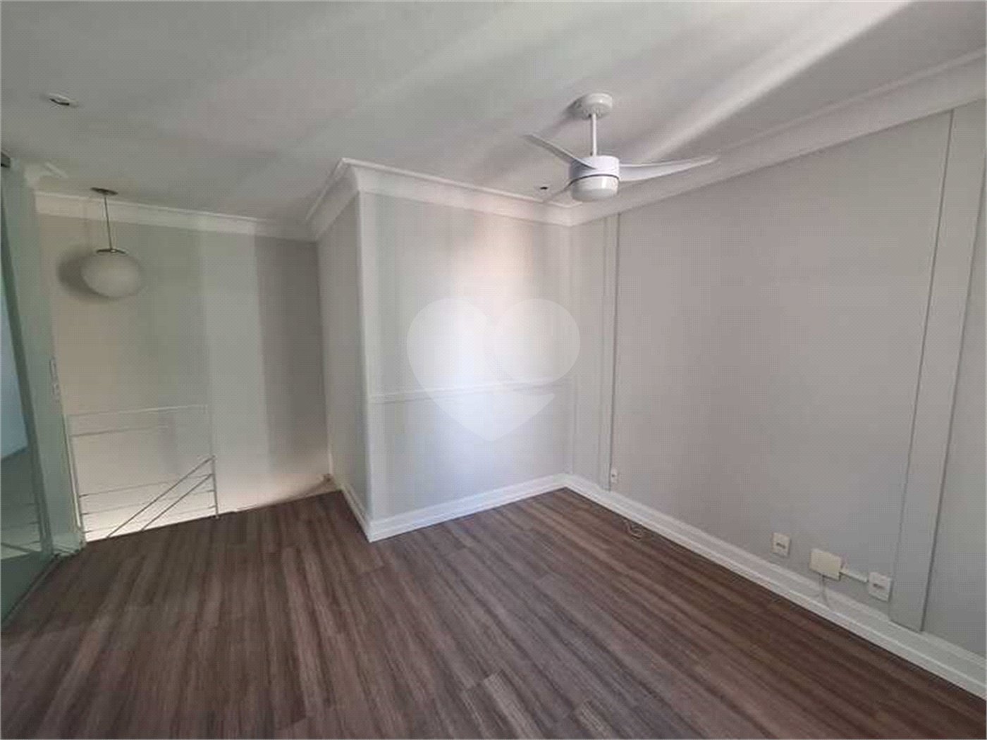Apartamento para locação com 2 dormitórios, sendo 1 suíte com 02 vagas, totalmente climatizado nos 3 ambientes