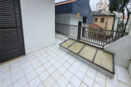 Sobrado à Venda na Aclimação - 150 m² - 2 Salas, 3 Dorms, 2 Vagas.