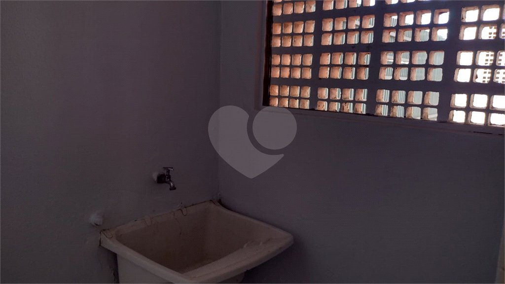 Apto com 2 dormitórios, dois banheiros , e uma garagem.