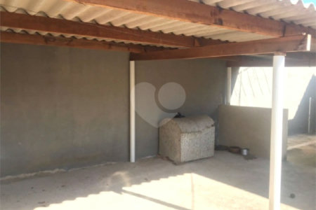 Casa térrea com 3 dormitórios, sendo 1 suíte.