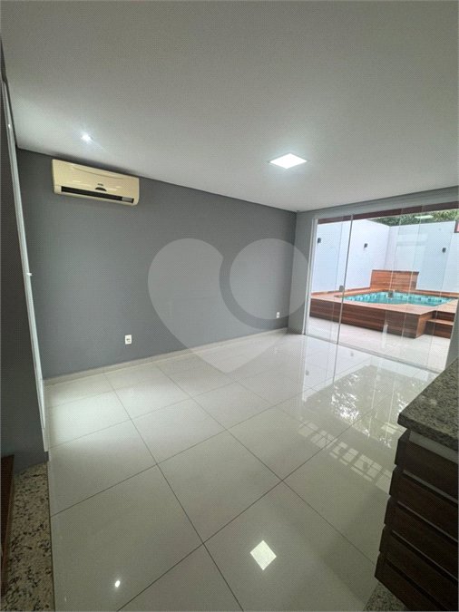 Indaiatuba- Vila Aurora -Condomínio Palm Tree Residence -Venda e Locação - R$ 7.000,00 - condominio - R$ 877,44- IPTU - R$ 211,64 - Pavimento Térreo: Sala de estar, sala de jantar, wc, cozinha, área de serviço, despensa. Pavimento Superior: Suíte com varanda e closet, 02 dormitórios e wc.social