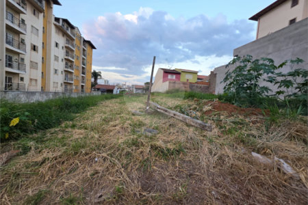 Terreno no Jd. Gibertoni, próximo ao SESC e ao Shopping