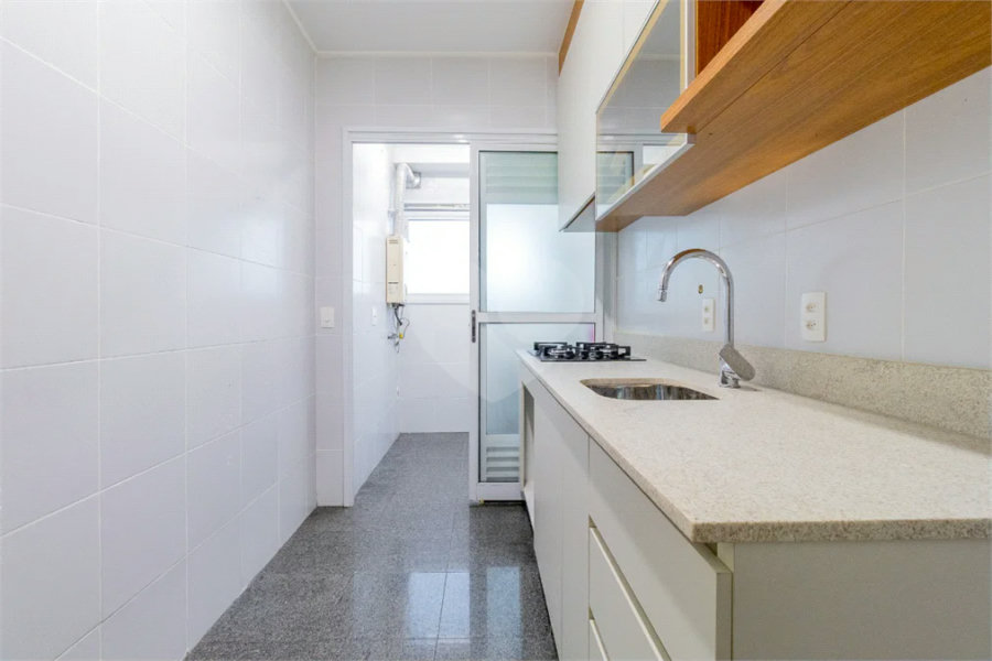 **Apartamento reformado em Higienópolis | 75 m² | 2 dormitórios | 2 banheiros | 1 vaga**
