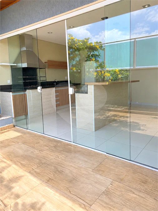Cobertura de 255 m² com 3 dormitórios, 1 suíte, cozinha planejada, 2 vagas e área gourmet com churrasqueira.