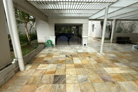 Apartamento de 155 m² com 4 dormitórios, varanda e 2 vagas de garagem. Condomínio com piscinas adulto, infantil e aquecida, lazer e portaria 24 horas.
