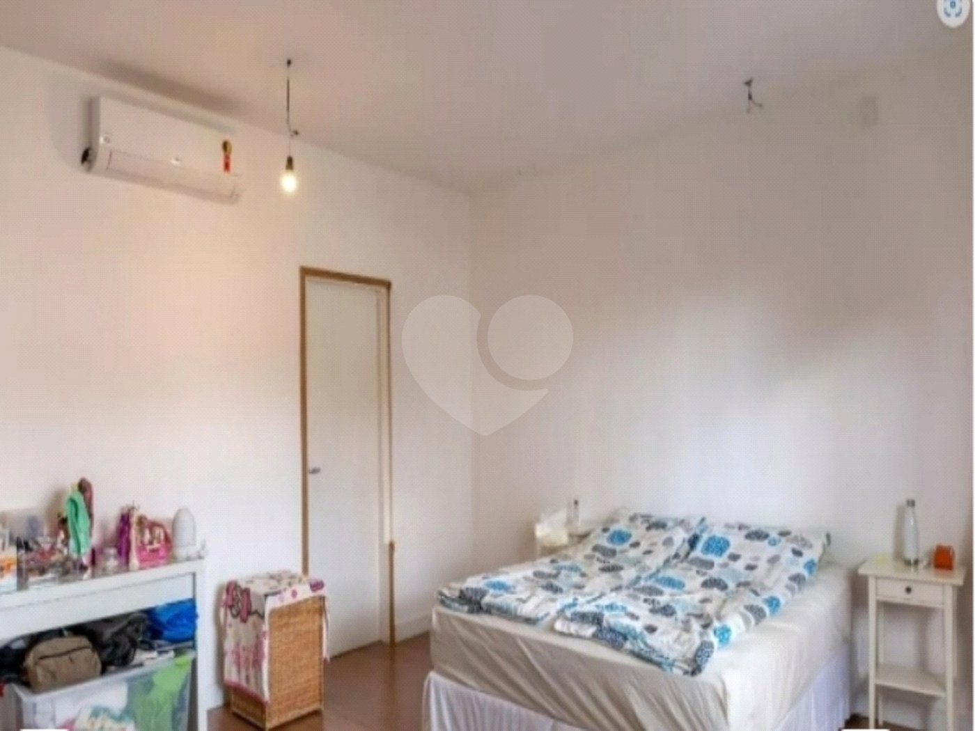 Sua oportunidade única na Vila Gumercindo! Casa espaçosa de 257m² com 4 dormitórios (sendo 2 suítes), 2 vagas de garagem e excelente localização, venda.