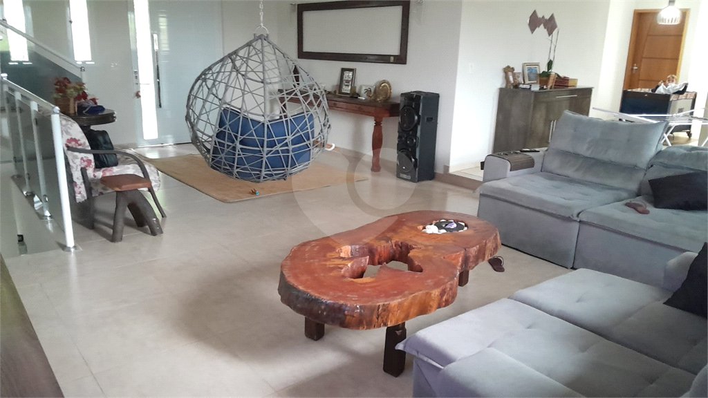 Chácara em Área Rural de Piracaia, com casa principal + 4 kitnets alugadas, excelente localização