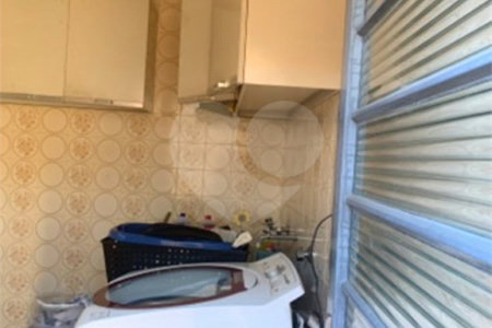 Casa térrea com 3 dormitórios, sendo 1 suíte .