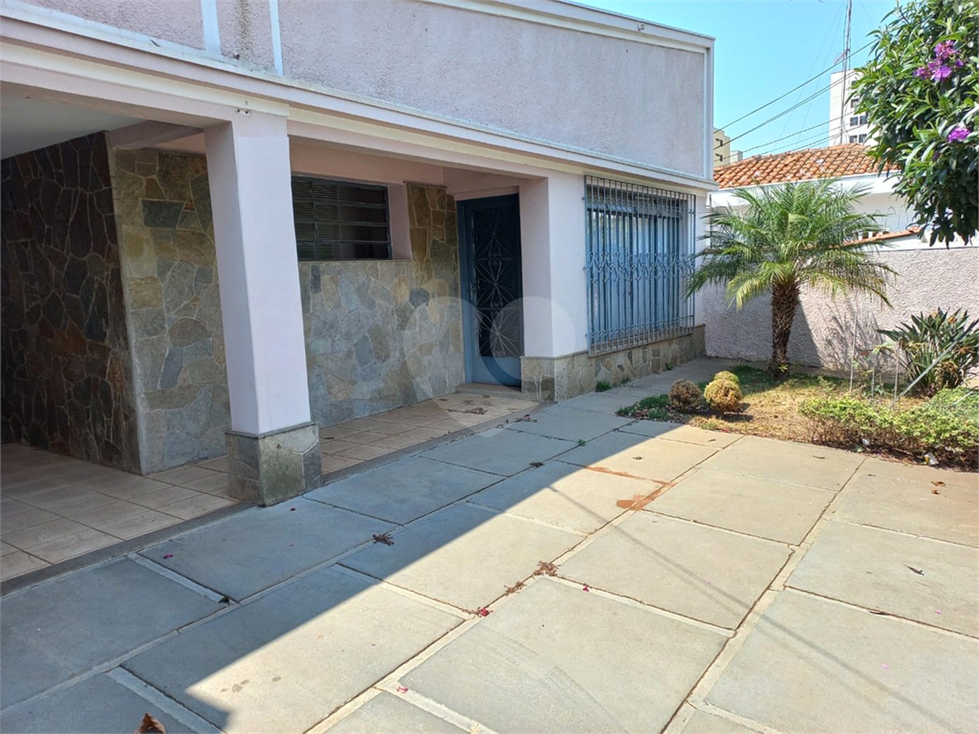 Casa Térrea com 3 dormitórios, sendo 1 suíte.