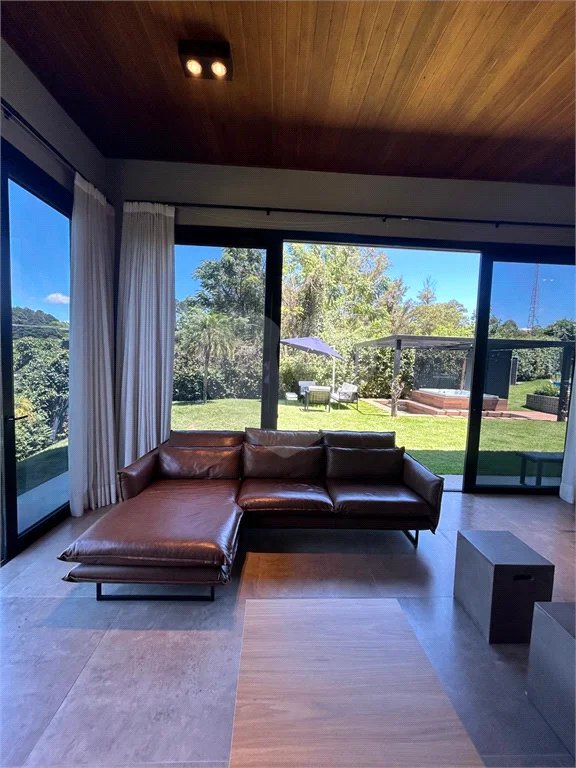 Belíssima Casa à venda com 453m², 4 suítes e 5 vagas de garagem em Atibaia!!!!