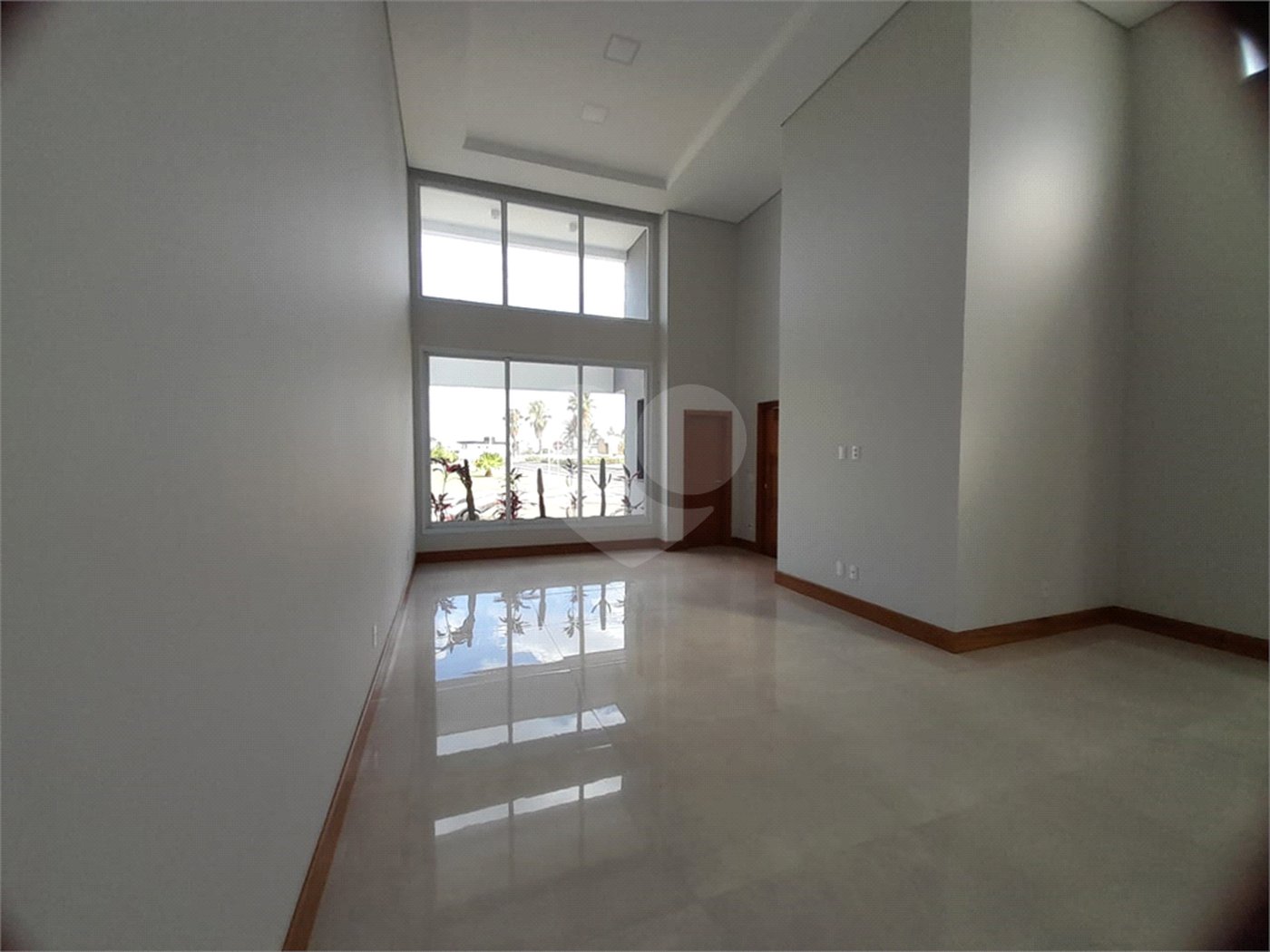Belíssima Casa à Venda no Condomínio Damha IV