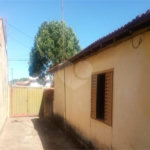 Casa Térrea com 3 dormitórios.