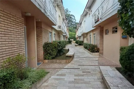 Lindo sobrado a venda em condomínio fechado, no Jardim das Palmas, com 3 dormitórios, sendo uma suíte