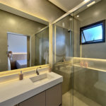 Indaiatuba - Sp - Condominio Maria Candida - R$ 2.250.000,00 - 3 suítes, sendo 1 master com closet e banheiro com duas cubas e dois chuveiros - Escritório - Piscina em Alvenaria aquecida e Hidro com Iluminação - Ar Condicionado instalado em todos os quartos, escritorio, sala e area gourmet