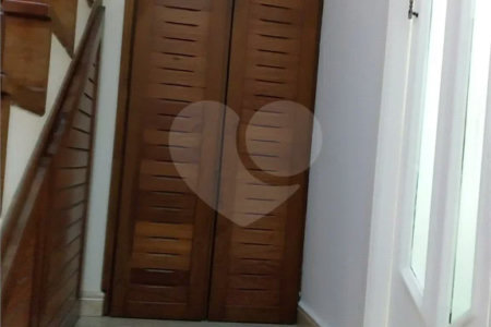 Casa com 324m², 4 dormitórios, sendo 1 suíte, 4 vagas, à venda no Jardim Las Vegas em Santo André.