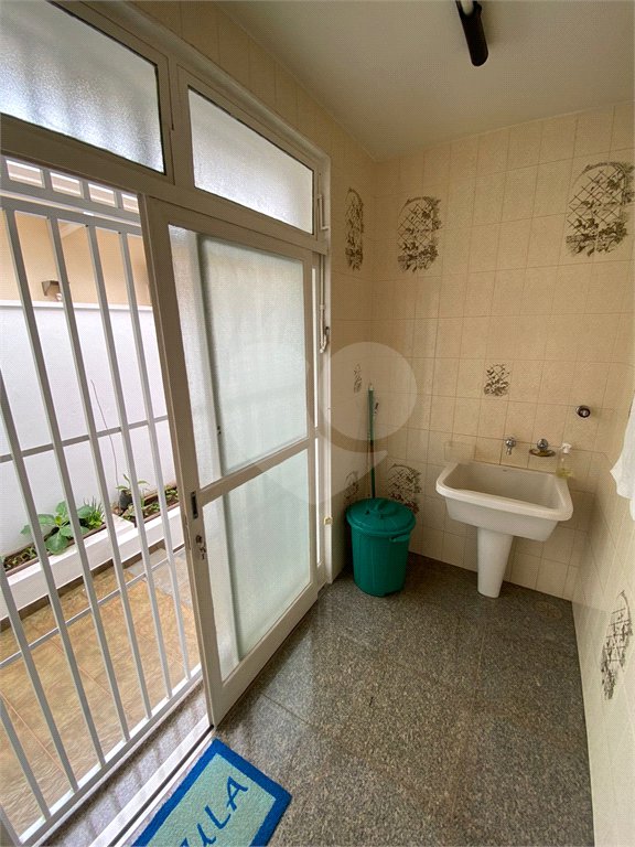 Casa Térrea com 3 suítes, sendo 1 suíte master.