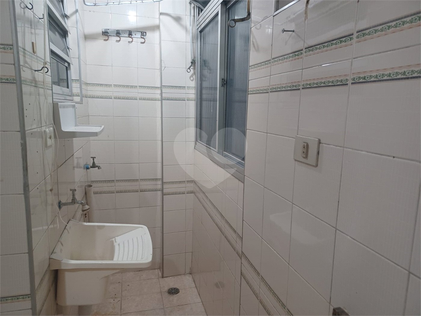 Apartamento super bem localizado, com 01 dormitório e armário embutido