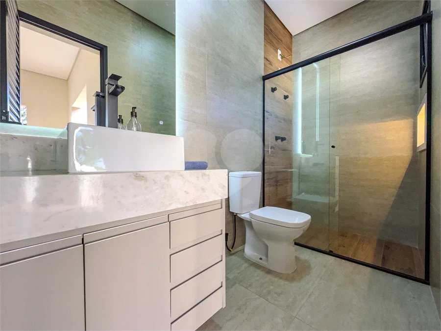 Indaiatuba - Condomínio Milano - Sobrado - 350 m² de terreno - 240 m² de área construída - 4 vagas de garagem, sendo 2 cobertas - Salas de estar e jantar integradas - 3 suítes com closet e varanda no pavimento superior - Escritório no térreo - Espaço gourmet com churrasqueira - Banheiro externo