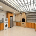 Sobrado geminado com 185 m², 3 suítes, closet, 4 vagas, área gourmet, sótão, energia solar, aquecimento de água e sistema completo de segurança.