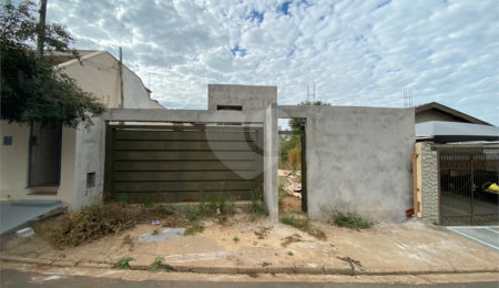 Casa à venda com 4 quartos, sendo 2 suítes,  em Jardim São João Batista, São Carlos, SP
