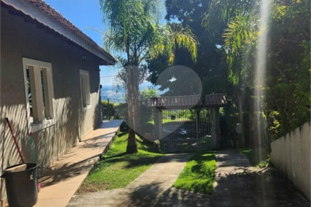 CASA EM CONDOMÍNIO FECHADO COM 220M² Área Construída e 1500m² de Area Total com 4 Suítes. Cond Village de Atibaia - Atibaia -Sp