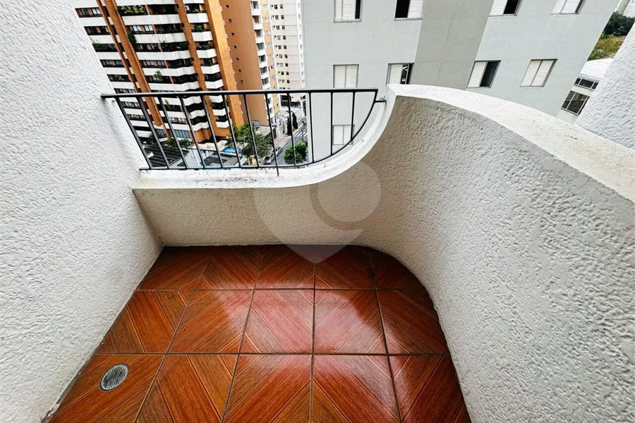 Vende-se Apartamento de 2 Quartos com Sacada na Vila Mascote
