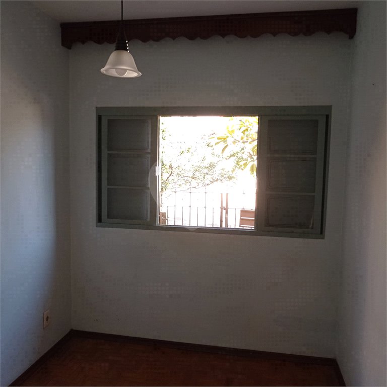 Linda casa no centro com 3 quartos.