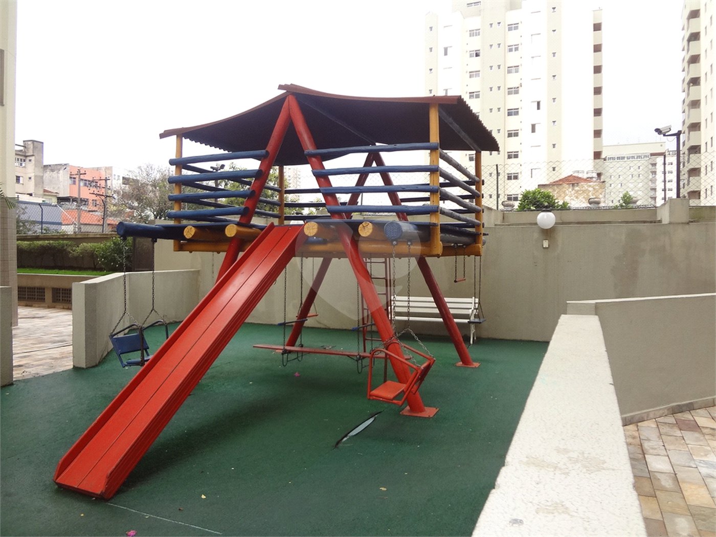 COBERTURA COM PISCINA E CHURRASQUEIRA NA CASA VERDE.