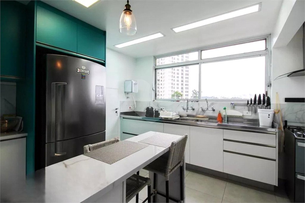 Apartamento para venda em Moema com 185m², 3 dormitórios sendo 1 suíte e 1 vaga