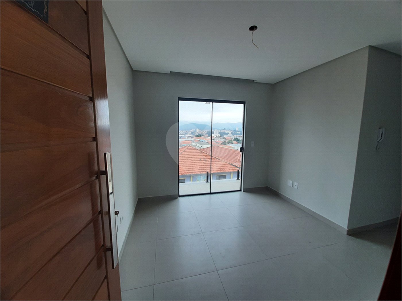 Apartamento com 44m2, 2 quartos, banheiro, sala integrada à cozinha, varanda gourmet e 1 vaga
