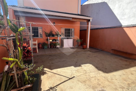 Sobrado a Venda com 3 dormitórios em Atibaia
