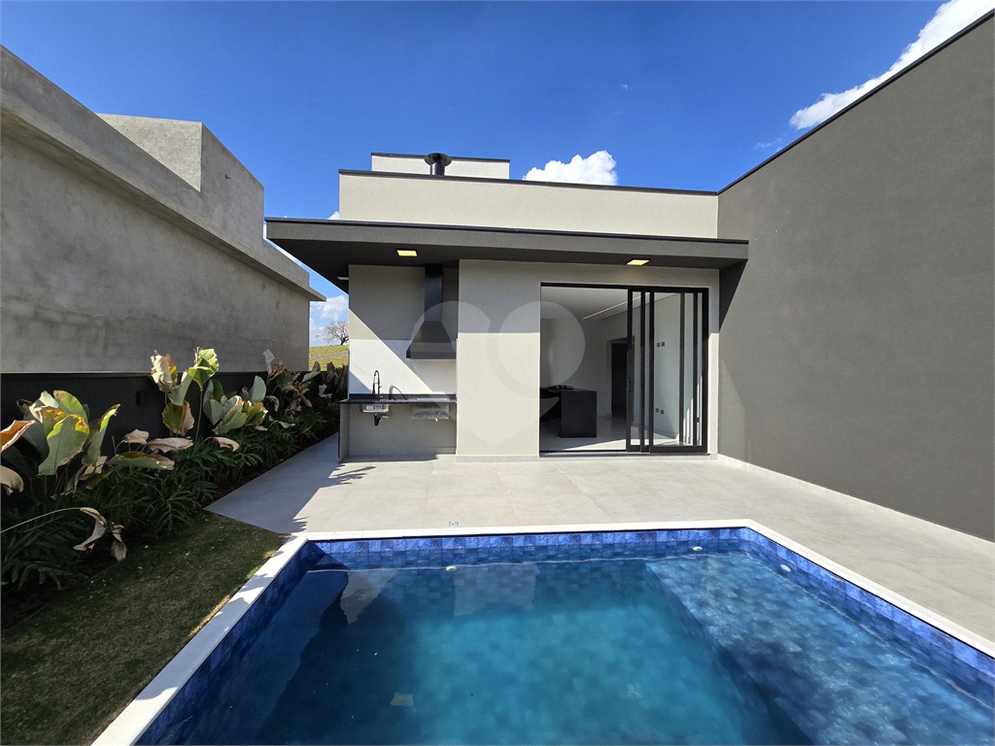 Maravilhosa Casa térrea em condomínio fechado no Portal Lamis, com 3 suítes, piscina privativa e persianas elétricas em excelente condomínio com salão de festas, piscina, quadras de tênis, beach tênis e campo de futebol. Vista cinematográfica da Pedra Grande.