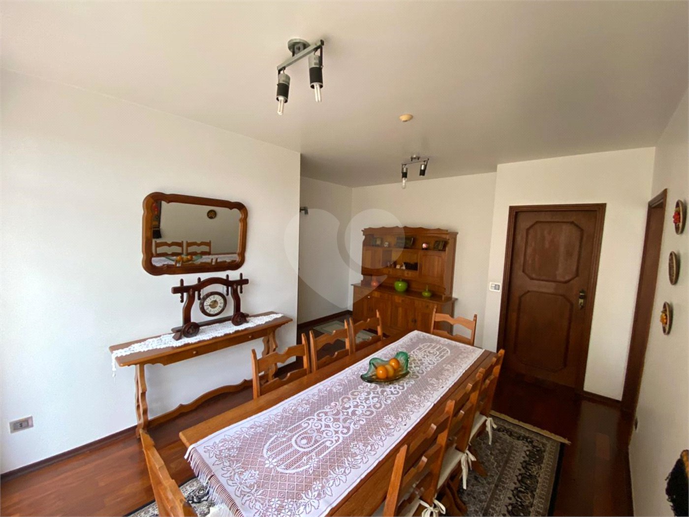 Casa Térrea com 3 suítes, sendo 1 suíte master.