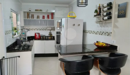 Vende-se Sobrado com 2 Suítes em Condomínio Fechado – Vila Ré