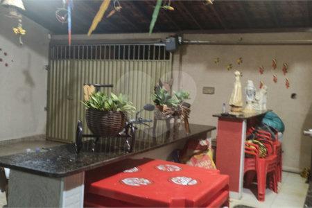 Casa térrea com 2 dormitórios.