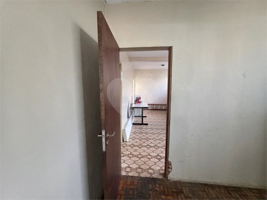 Casa térrea à venda com amplo quintal e grande potencial na Vila Nery