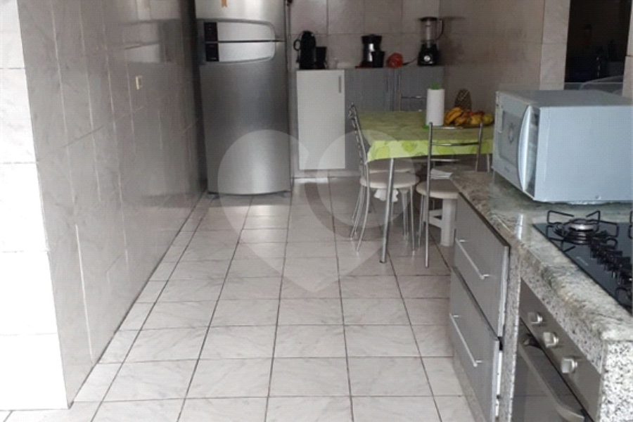 Casa com salão adjacente gerando renda!