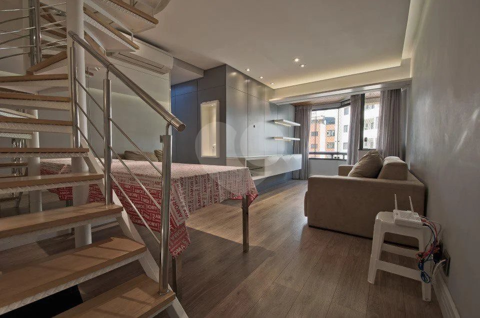 Linda cobertura Duplex om 3 dormitórios, sendo uma suíte com armários e ar condicionado e 2 vagas .